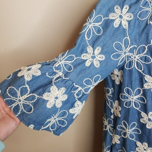 Womens Chambray Dress Daisies Mini Shift Floral Embroidered Peasant Pockets M - Picture 2 of 9